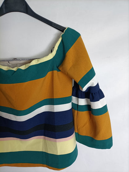 ZARA. Top verde rayas colores hombros al aire. T S