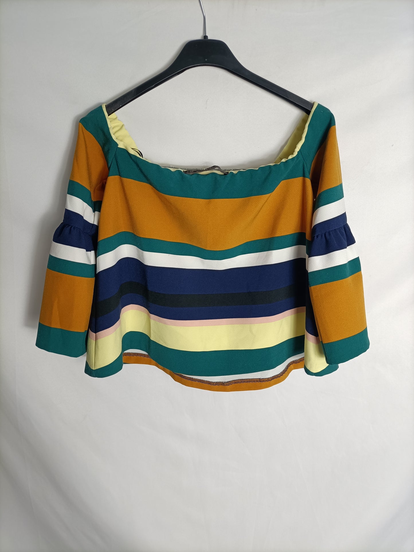 ZARA. Top verde rayas colores hombros al aire. T S