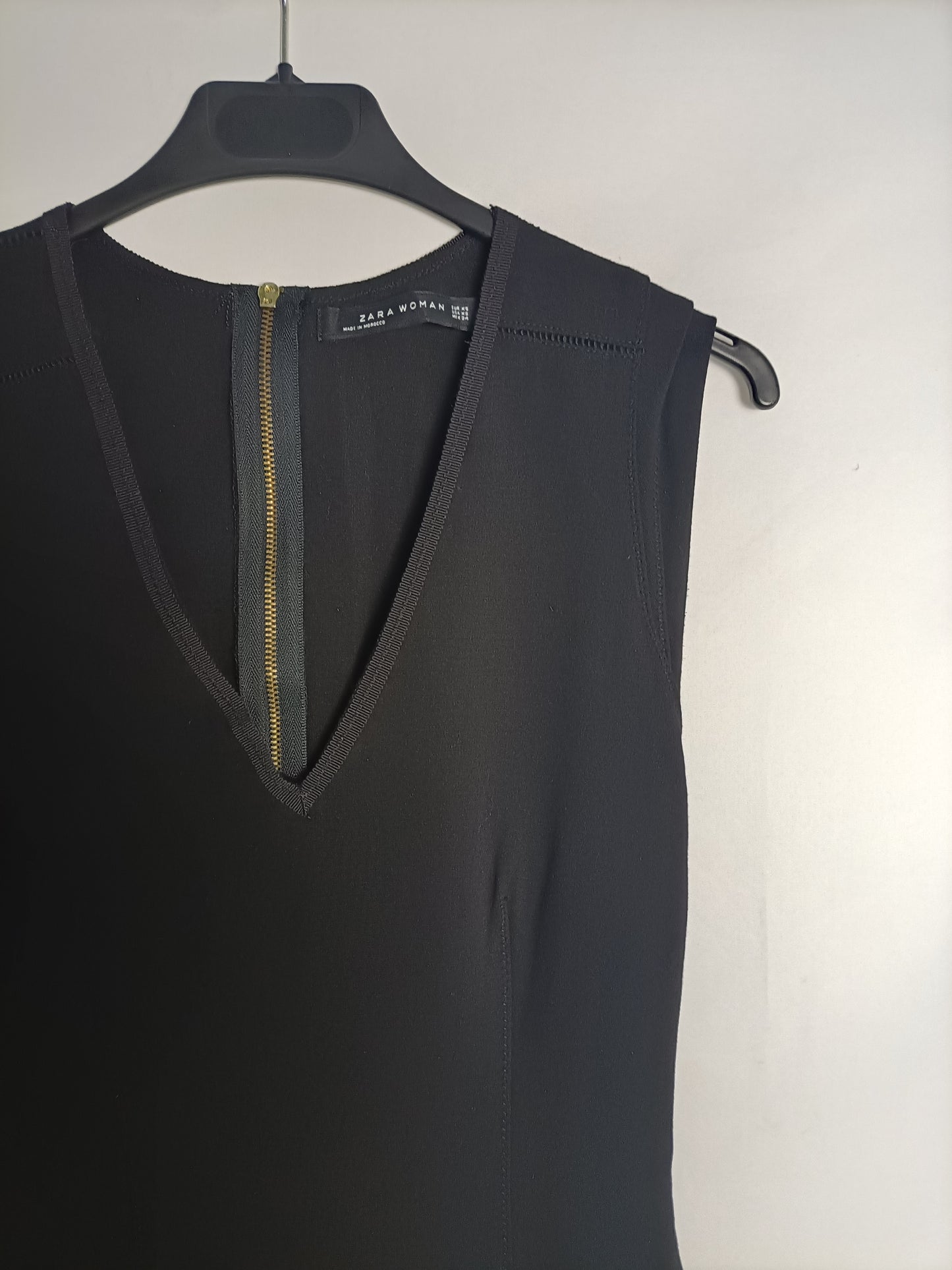 ZARA. Vestido negro entallado T.xs