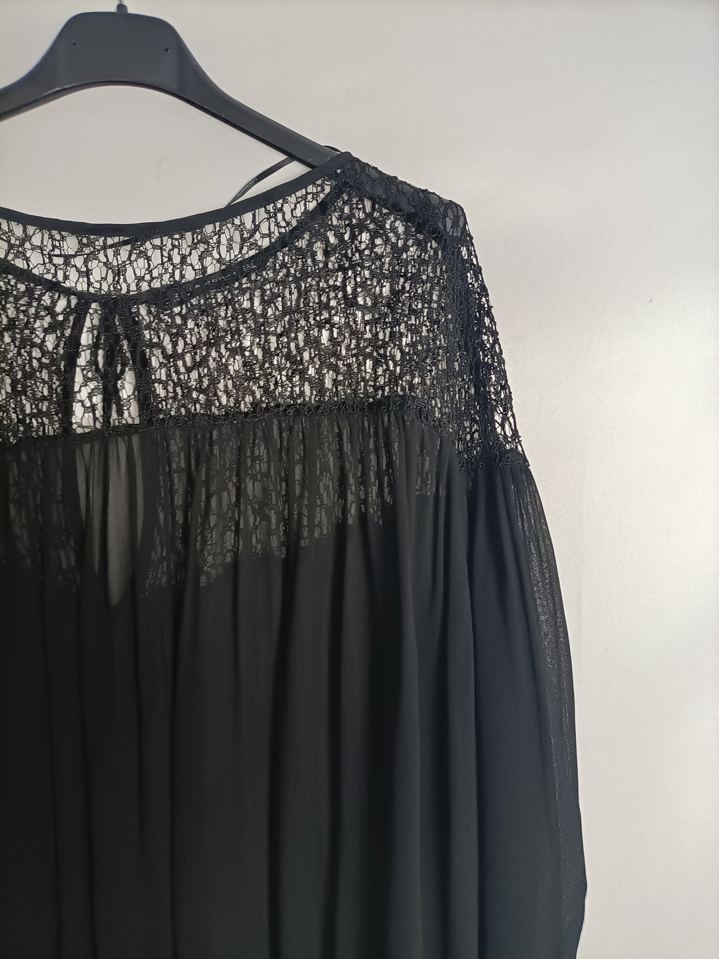 ZARA. Top negro hombros encaje T.l