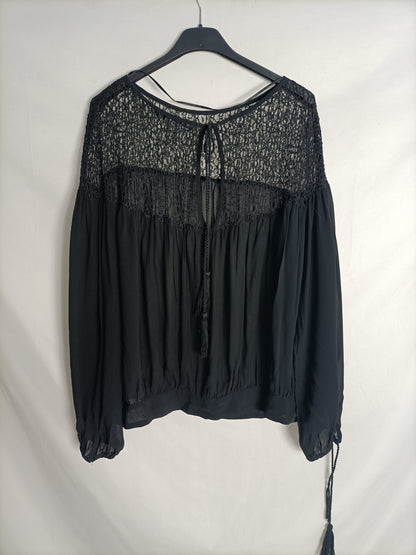 ZARA. Top negro hombros encaje T.l