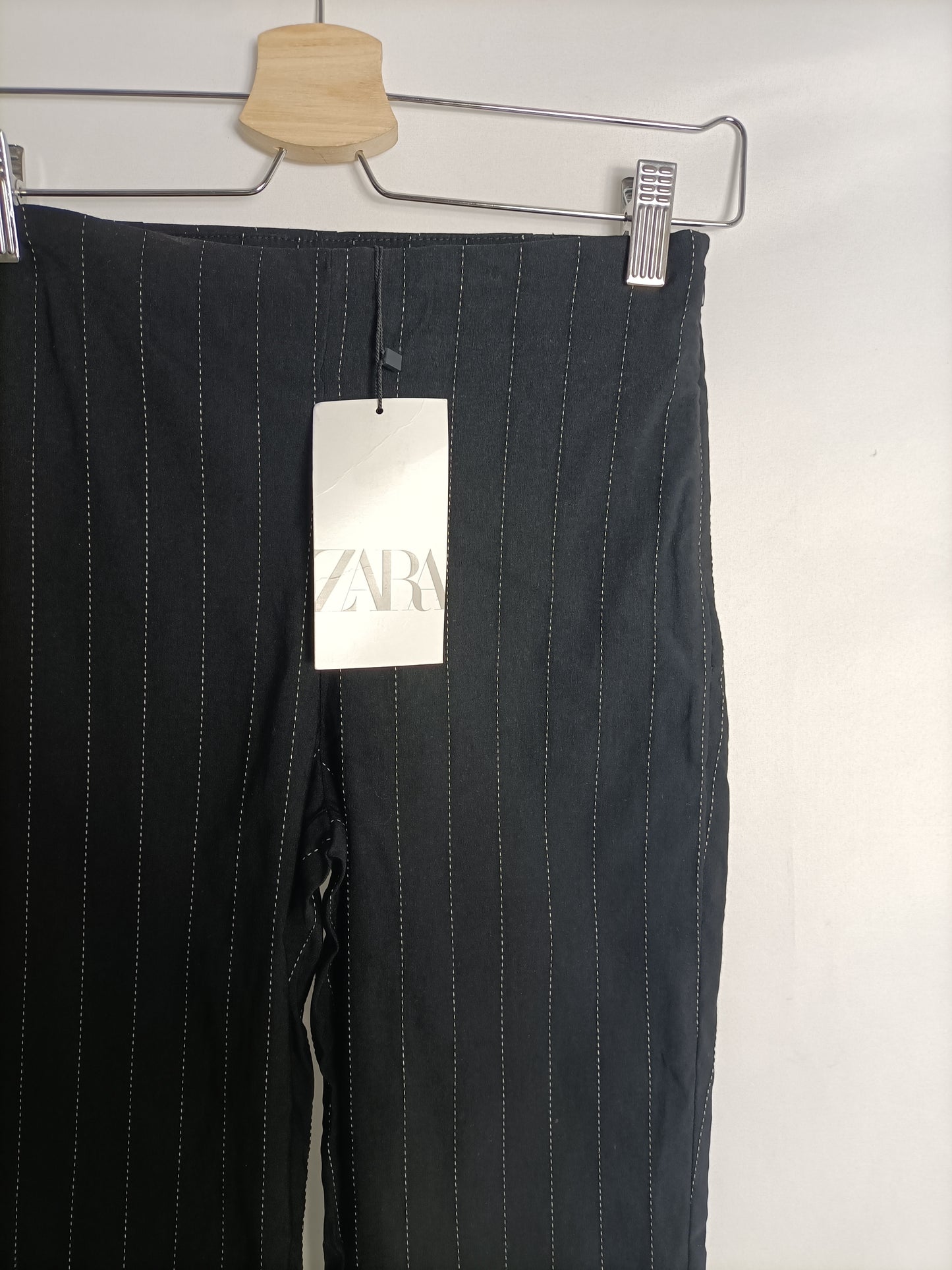 ZARA. Pantalón negro rayas T.xs