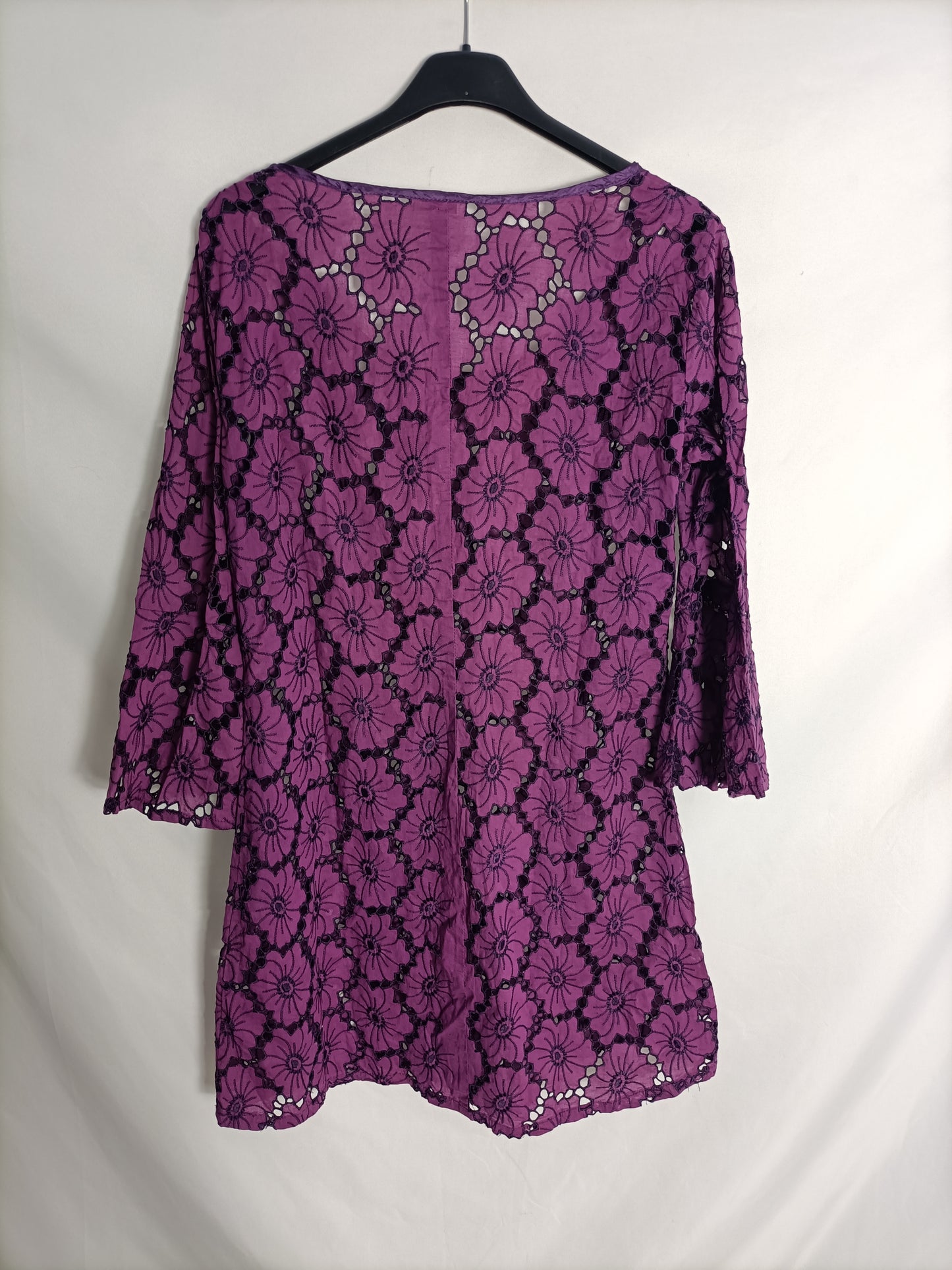 URSTART. Vestido morado  troquelado T.l