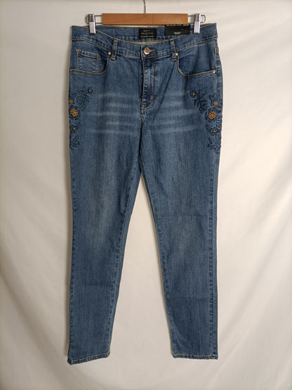 PEDRO DEL HIERRO. Jeans azules detalle floral t. 44