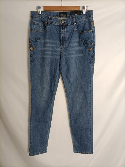 PEDRO DEL HIERRO. Jeans azules detalle floral t. 44