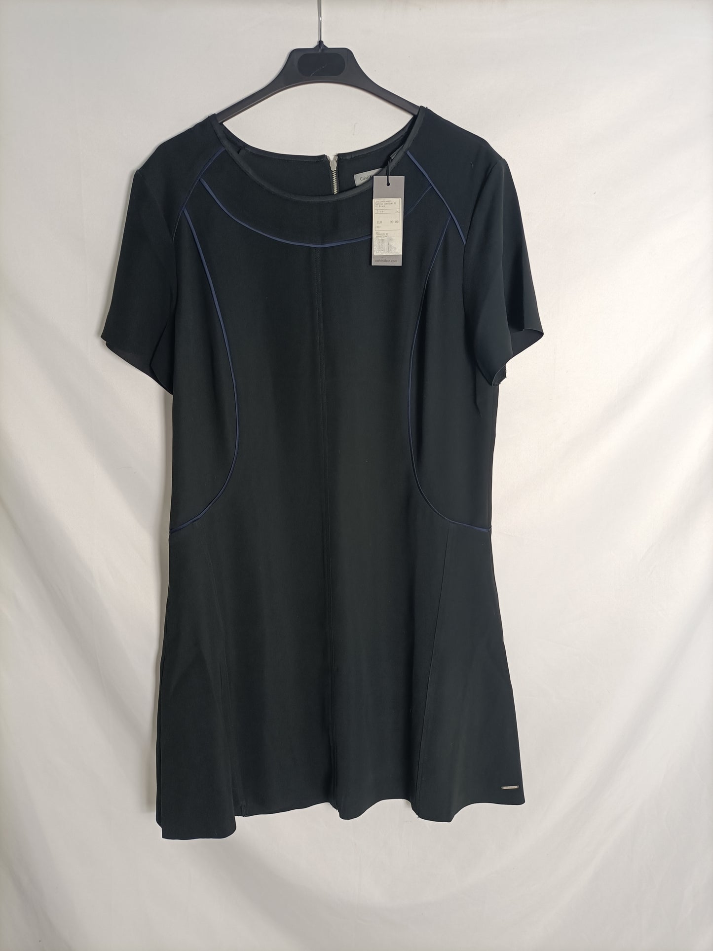 CALVIN KLEIN JEANS. Vestido recto negro detalles azules t. L