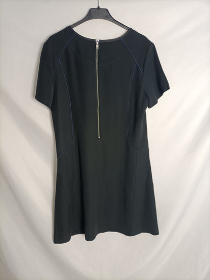 CALVIN KLEIN JEANS. Vestido recto negro detalles azules t. L