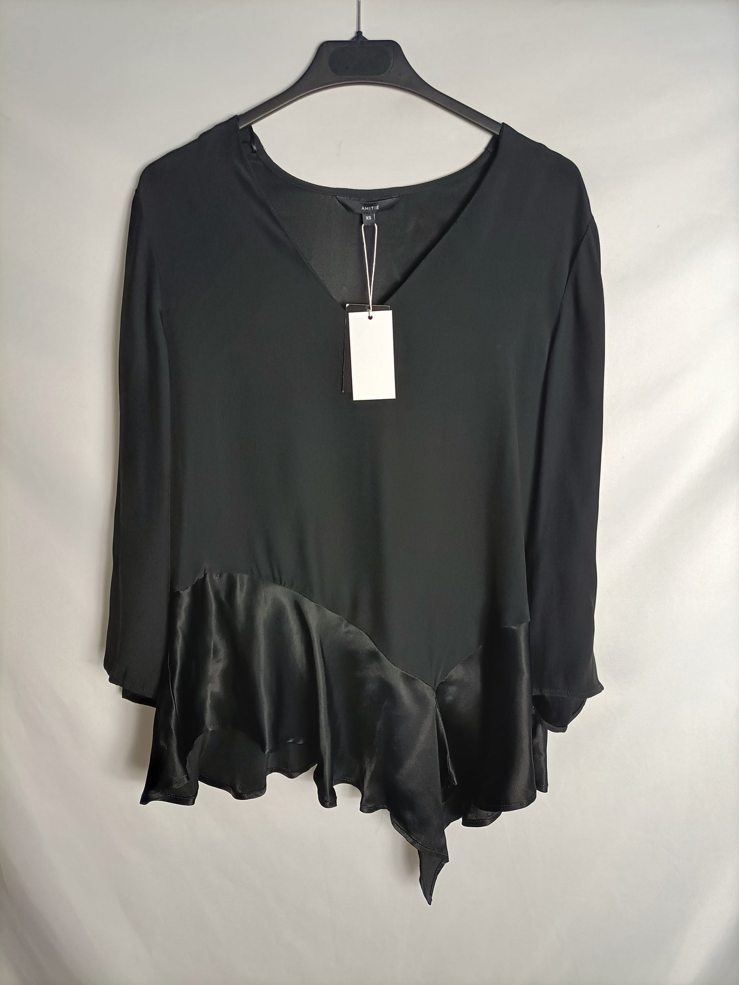 AMITIE. Blusa negra volante T.xs