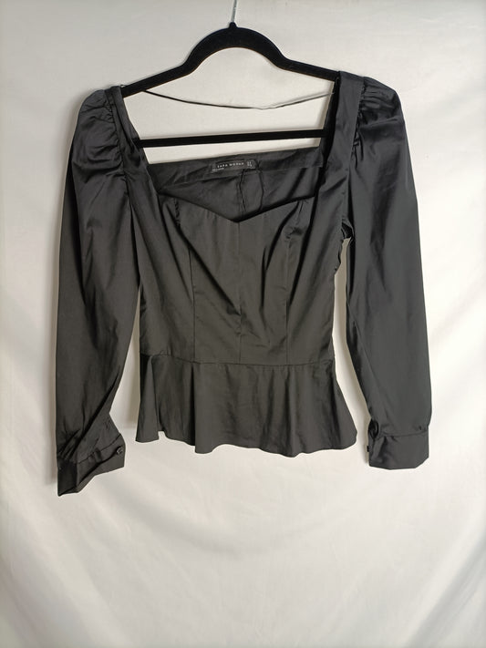 ZARA. Top negro escote amplio T.s