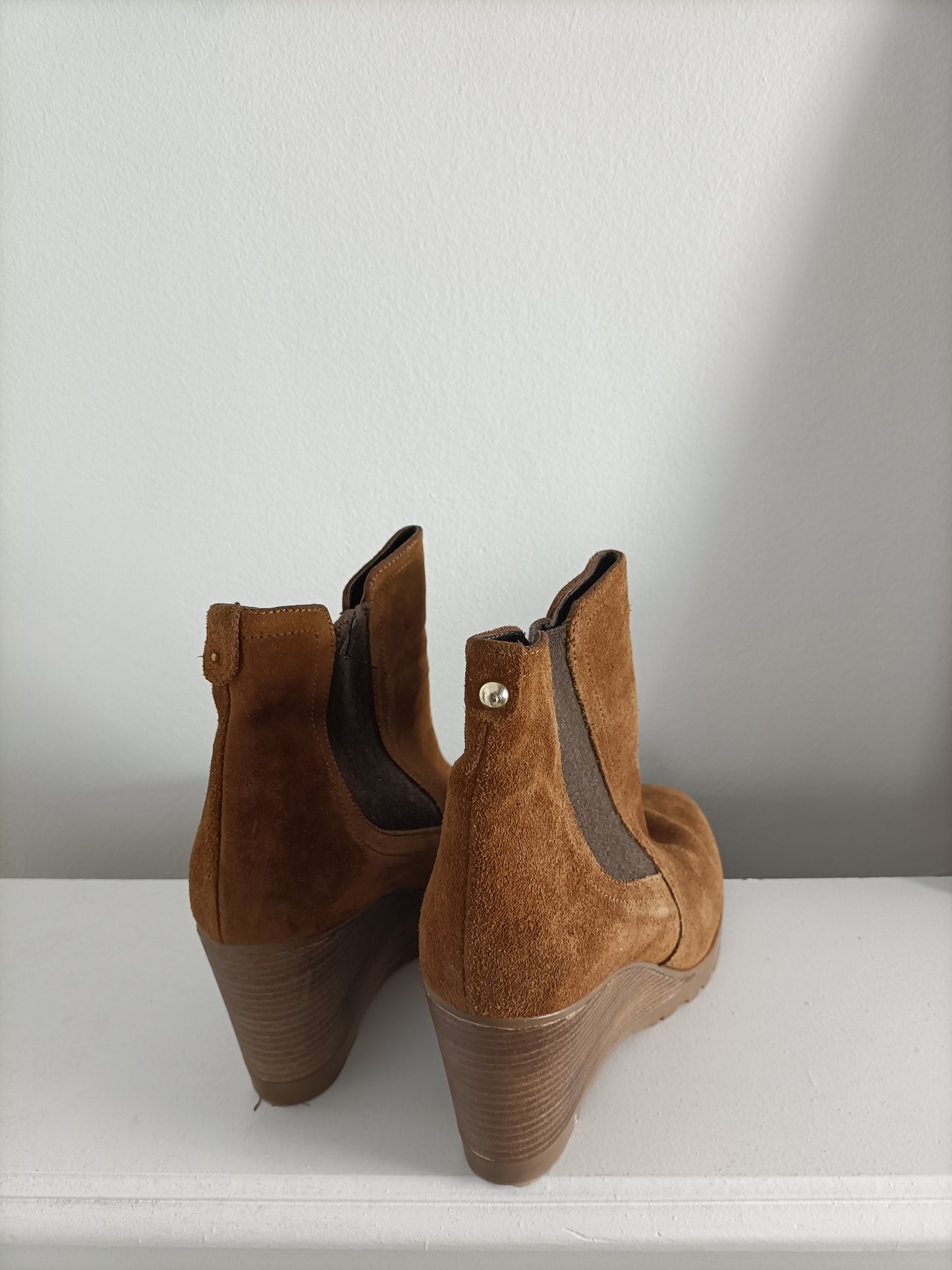 FLUCHOS. Botas piel cuña T.40