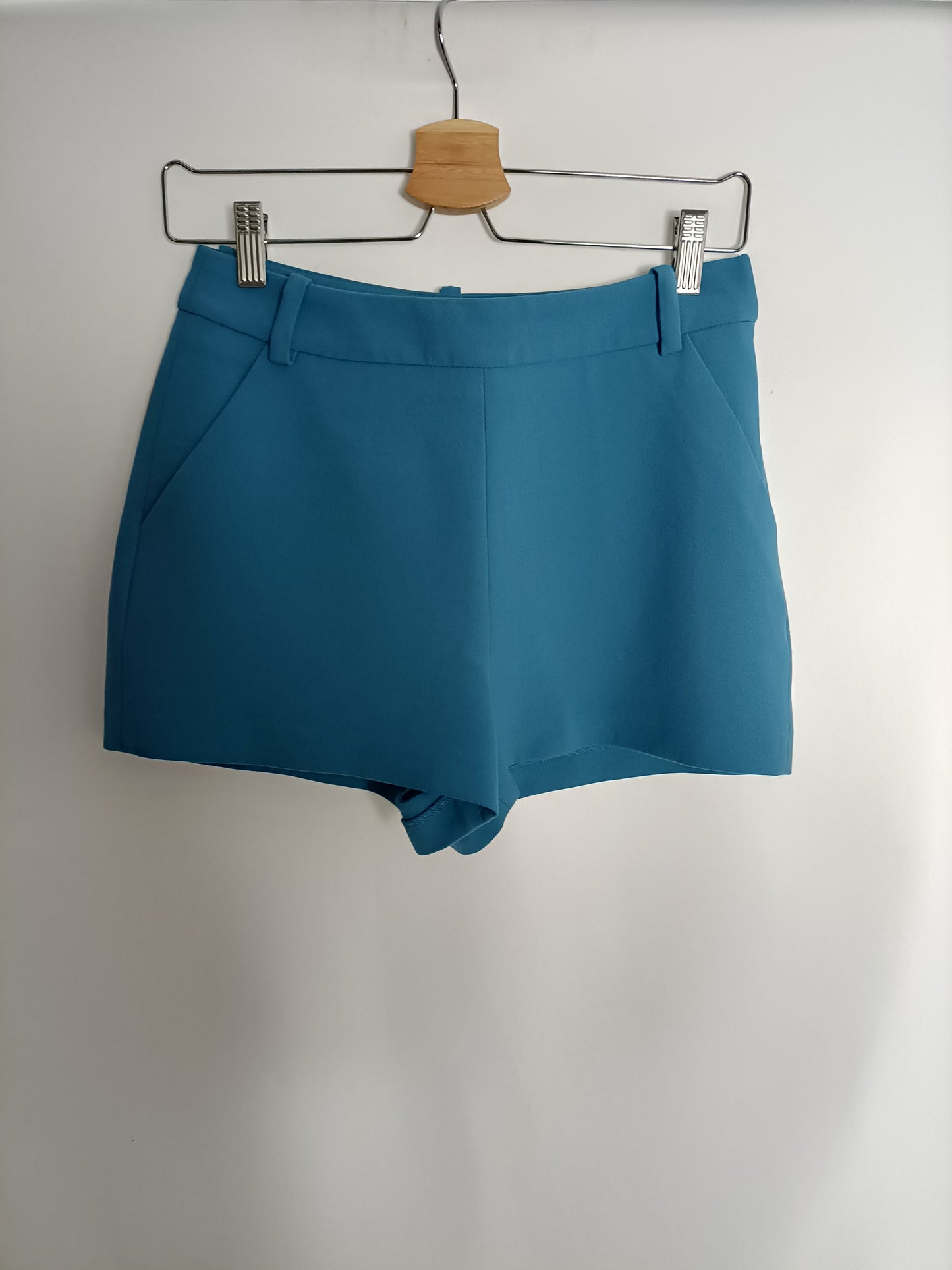 MAJE. Shorts azul de vestir T.36