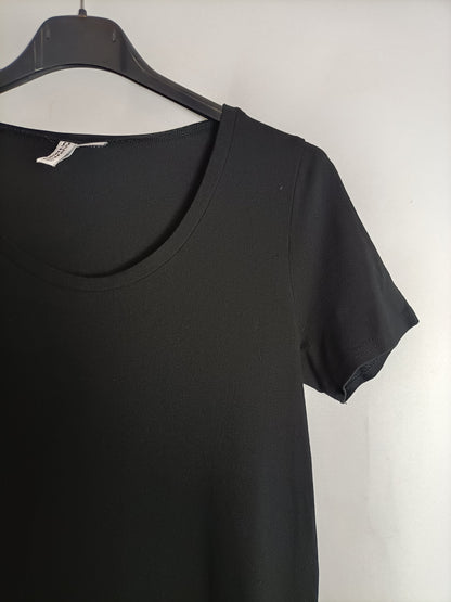 H&M. Camiseta negra básica T.m