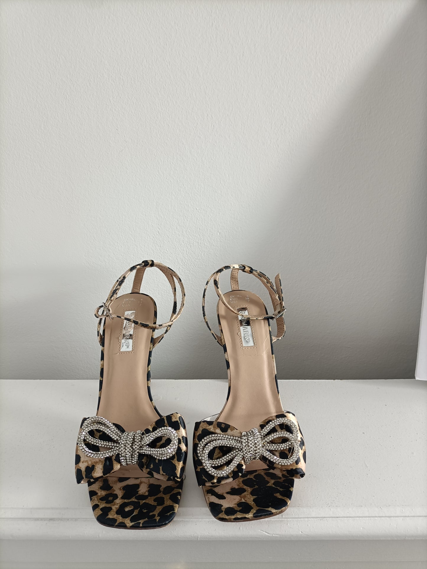 PRIMARK. Sandalias print pedrería T.38