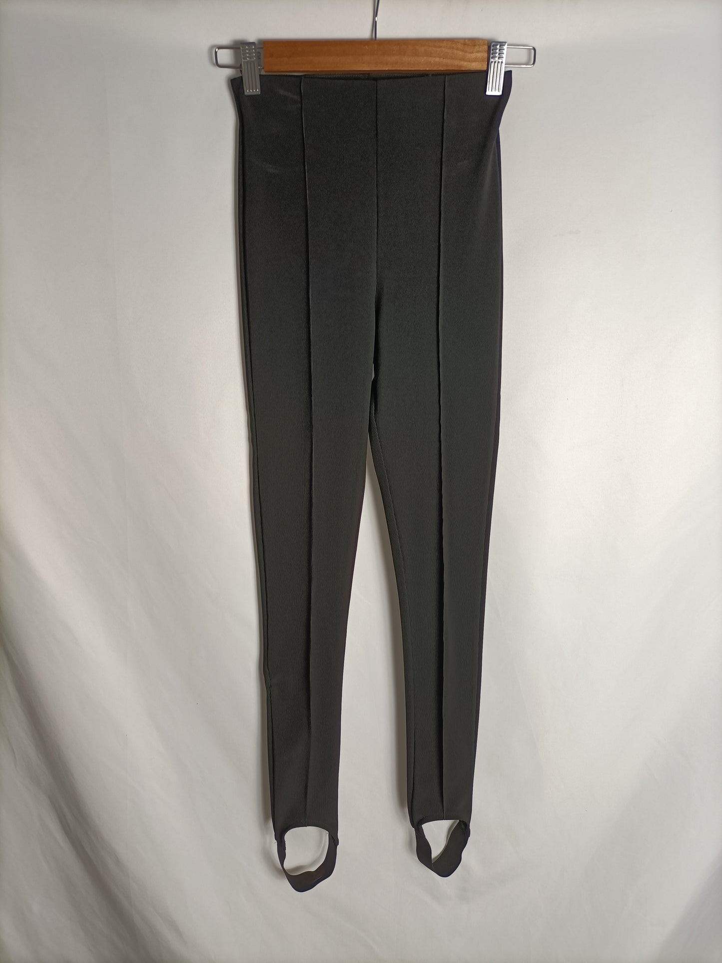 ZARA. Leggins negros canalé T.xs