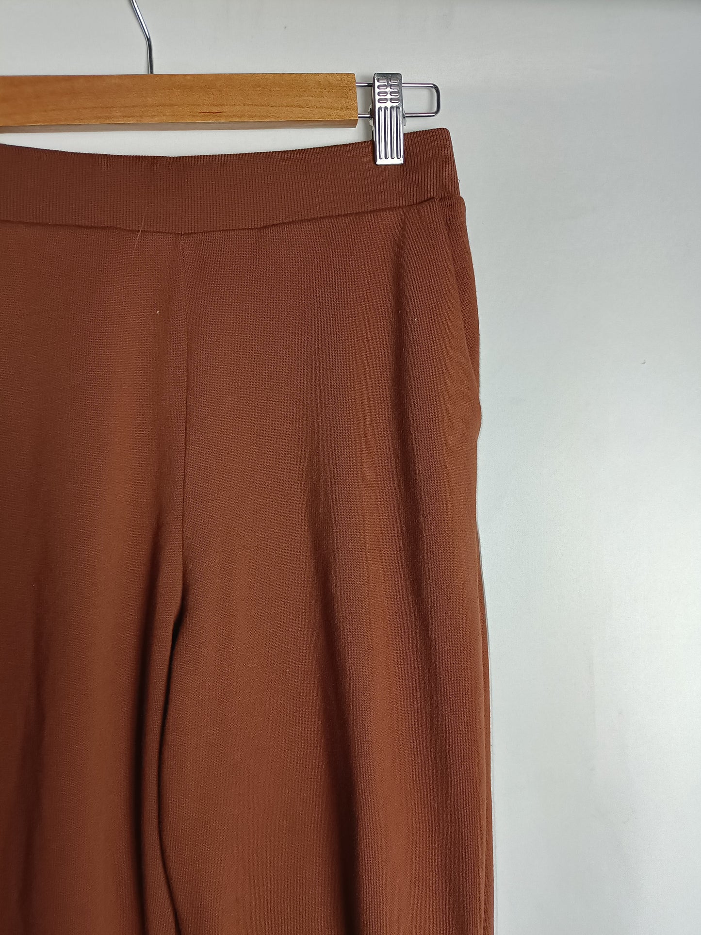 ZARA. Pantalón elástico marrón T.s