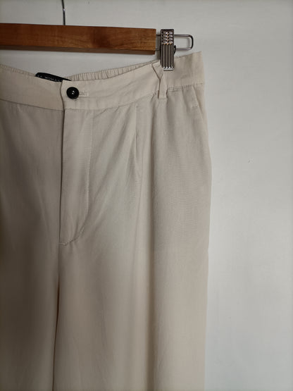 ZARA. Pantalón beige fluido T.m