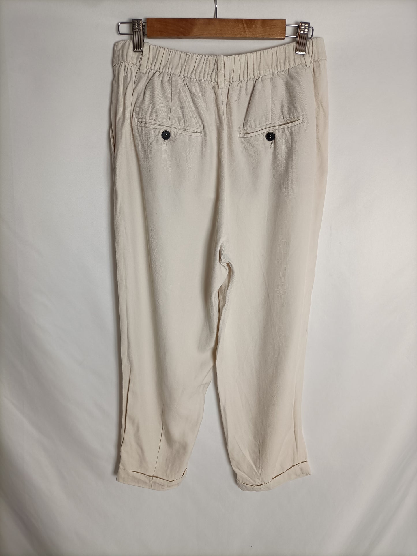 ZARA. Pantalón beige fluido T.m