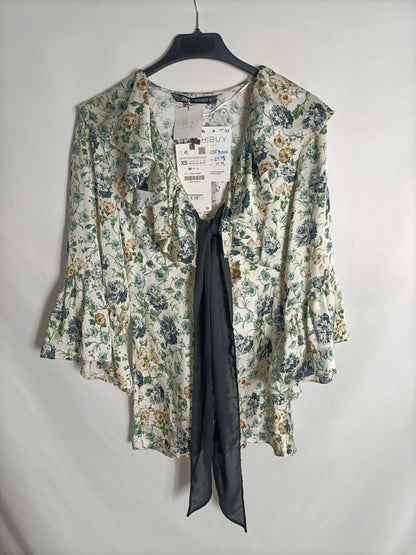 ZARA. Blusa flores y volante T.xs