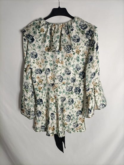 ZARA. Blusa flores y volante T.xs