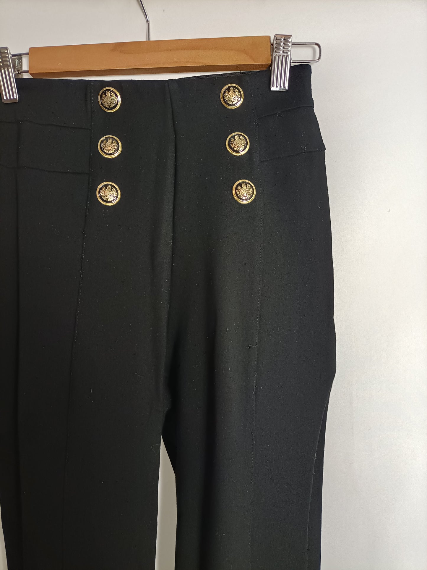 ZARA. Pantalón negro botones T.s