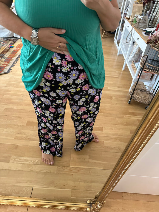 H&M. Pantalón negro flores  T.3xl