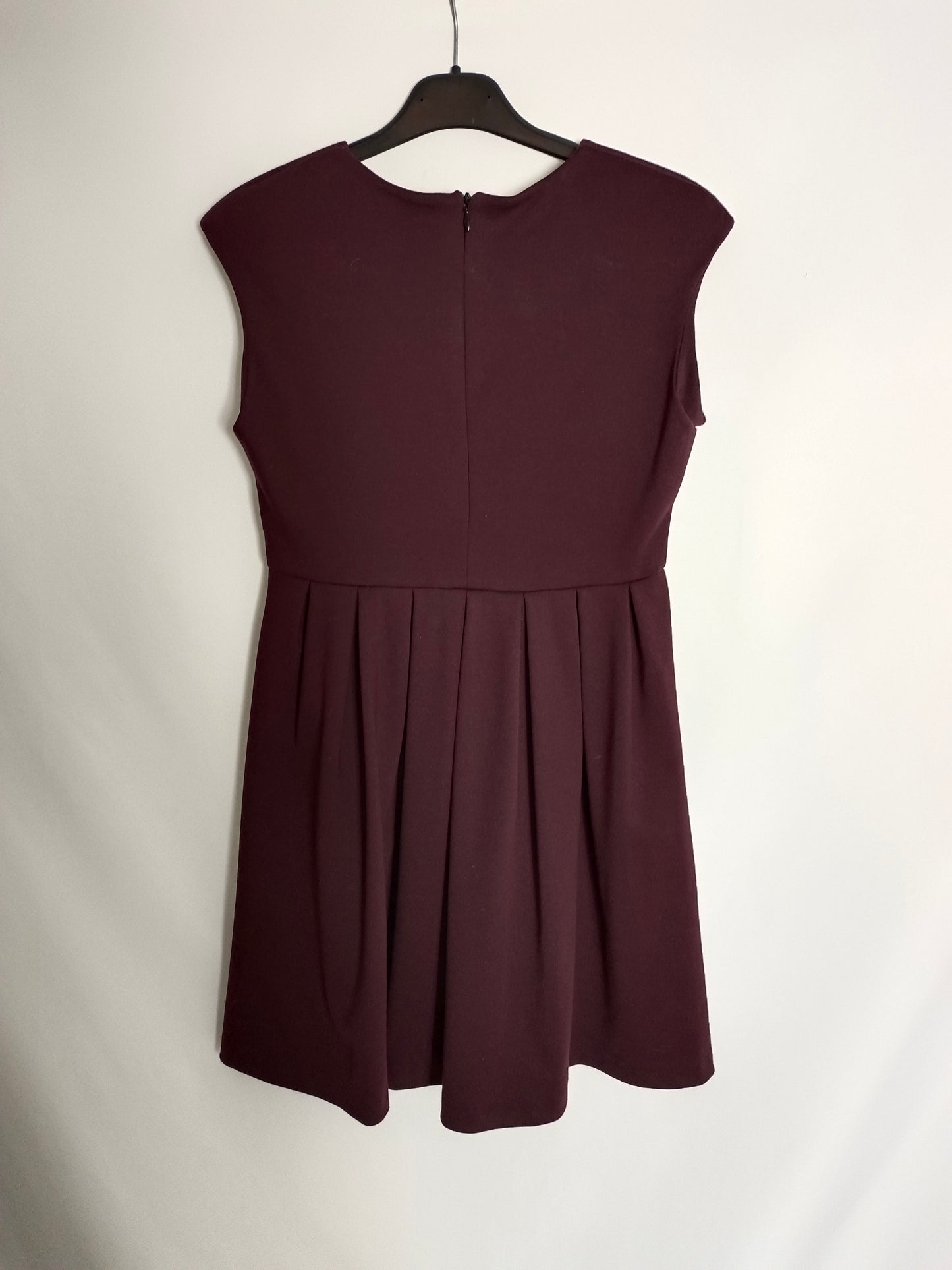 ZARA. Vestido burdeos tablas T.xs