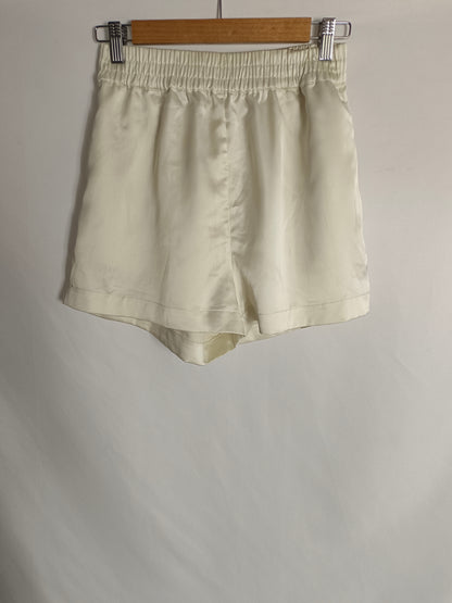 LEGER. Shorts beige satinado T.36