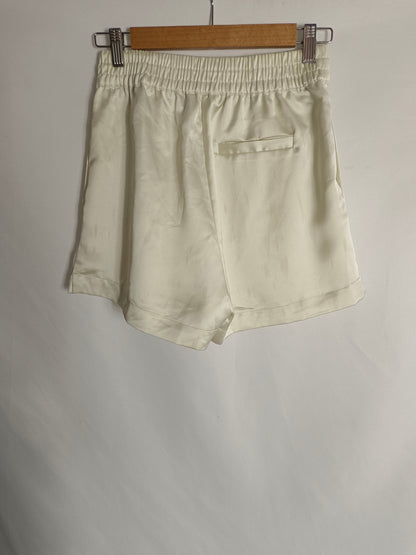 LEGER. Shorts beige satinado T.36