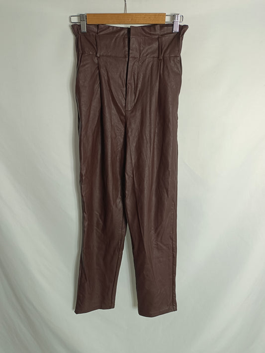 STRADIVARIUS. Pantalón slouchy polipiel T.34