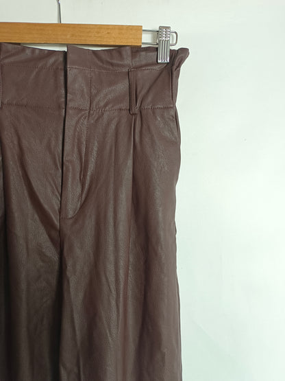 STRADIVARIUS. Pantalón slouchy polipiel T.34