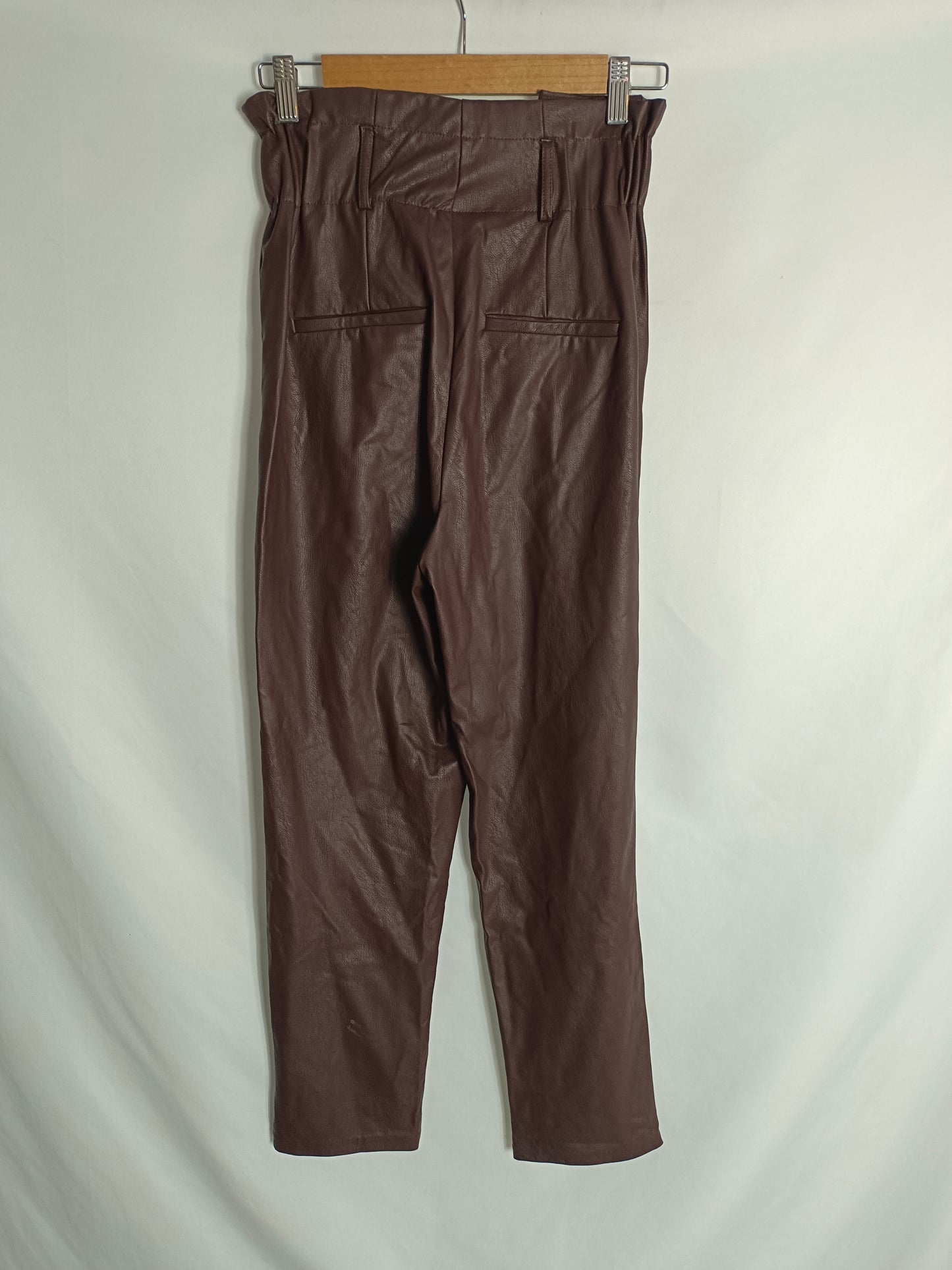 STRADIVARIUS. Pantalón slouchy polipiel T.34