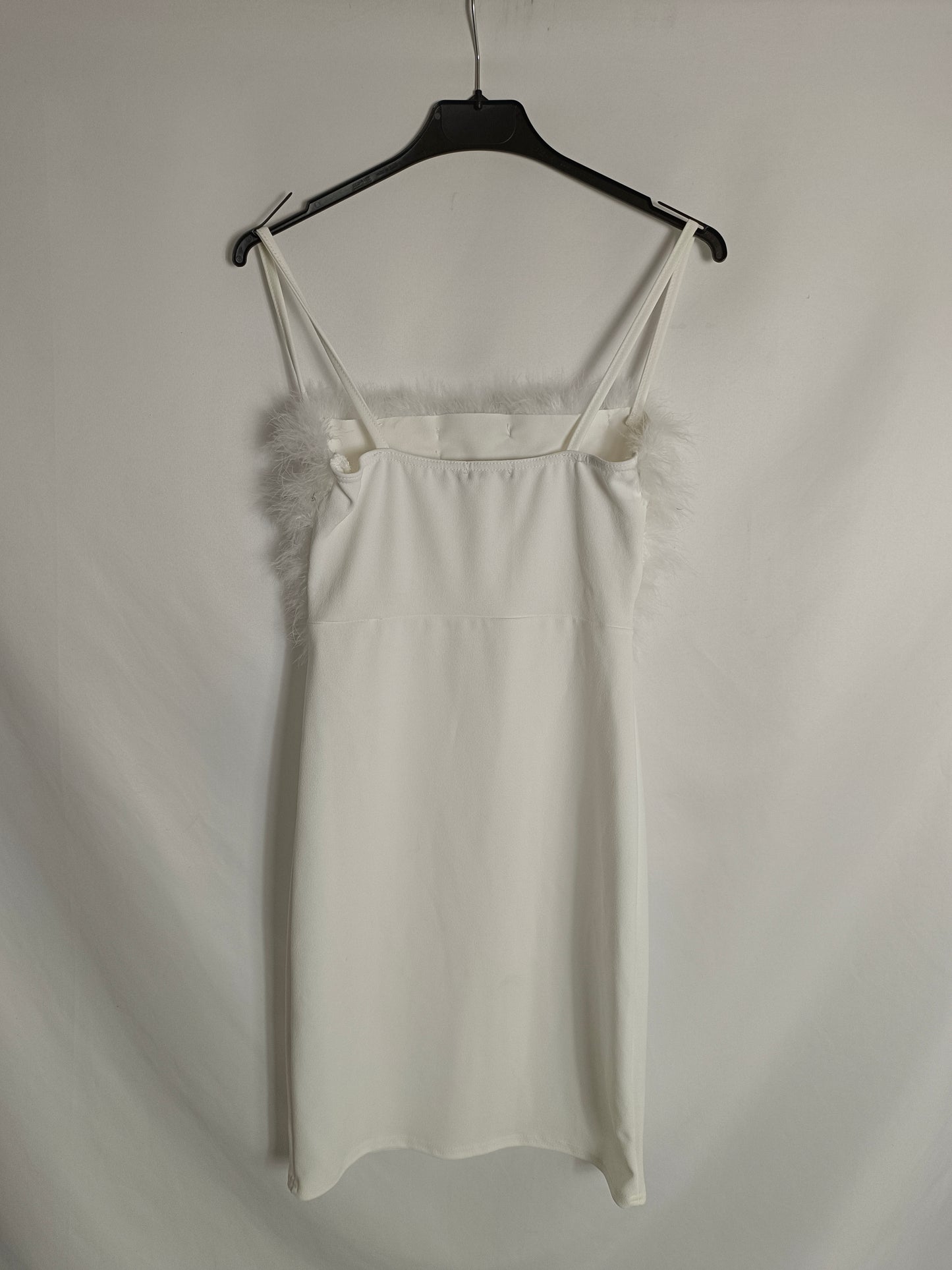 BOOHOO. Vestido blanco plumas T.36