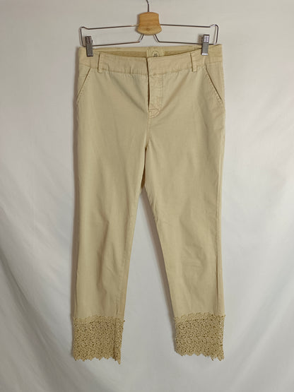 JAVIER SIMORRA. Pantalón beige croché T.38