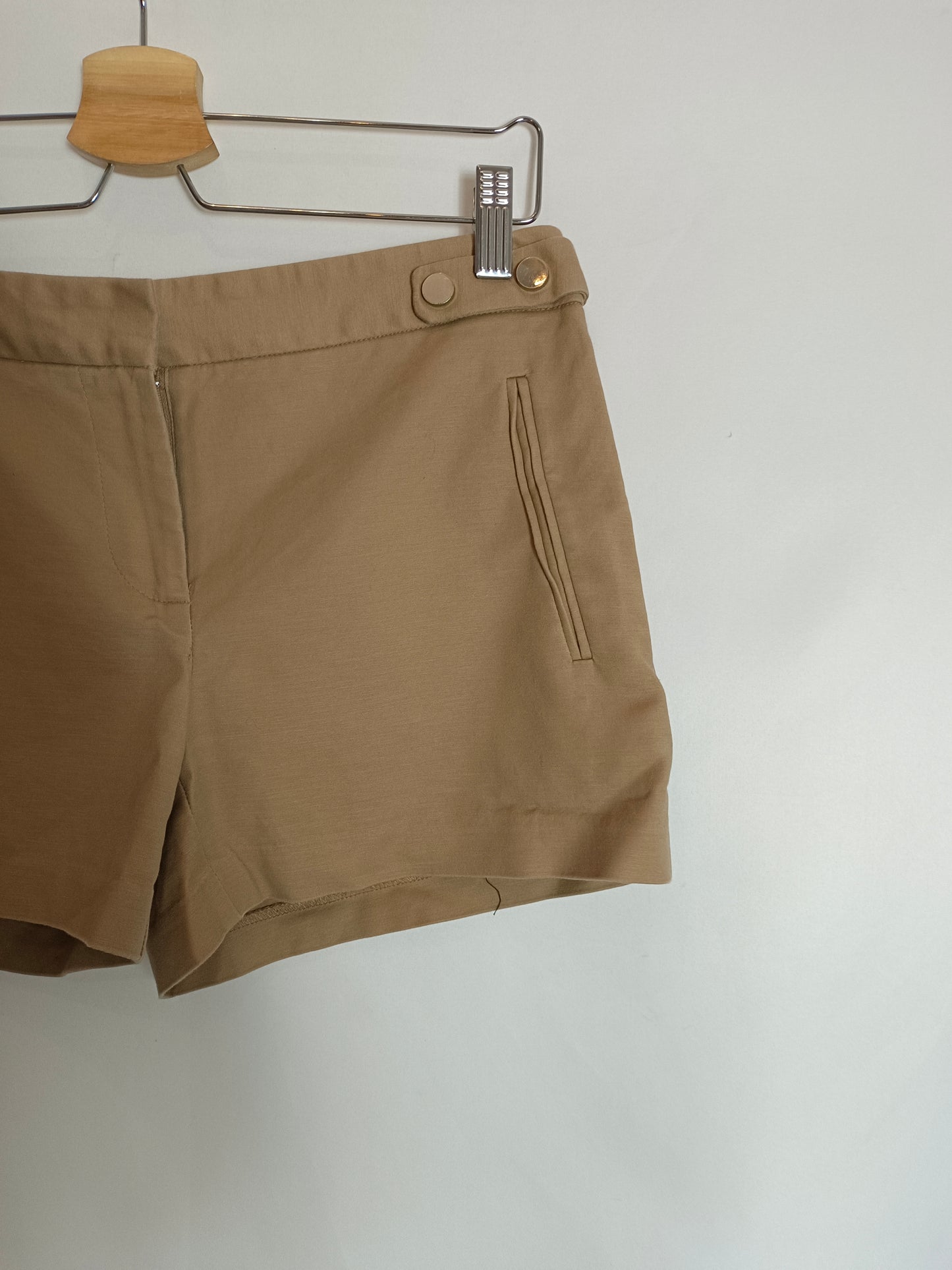 ZARA. Pantalón corto beige T.s