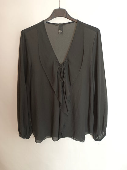 H&M. Blusa negra volante T.36