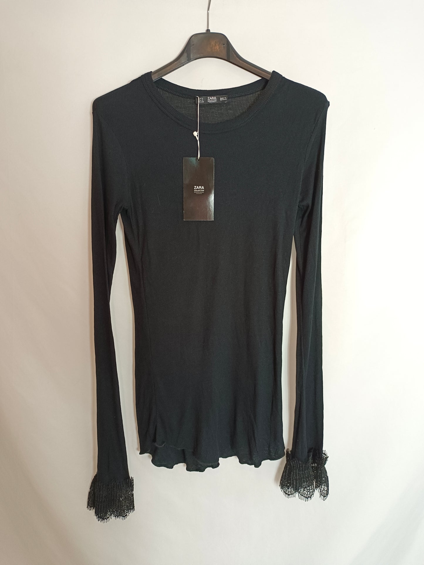 ZARA. Camiseta negra canalé T.s