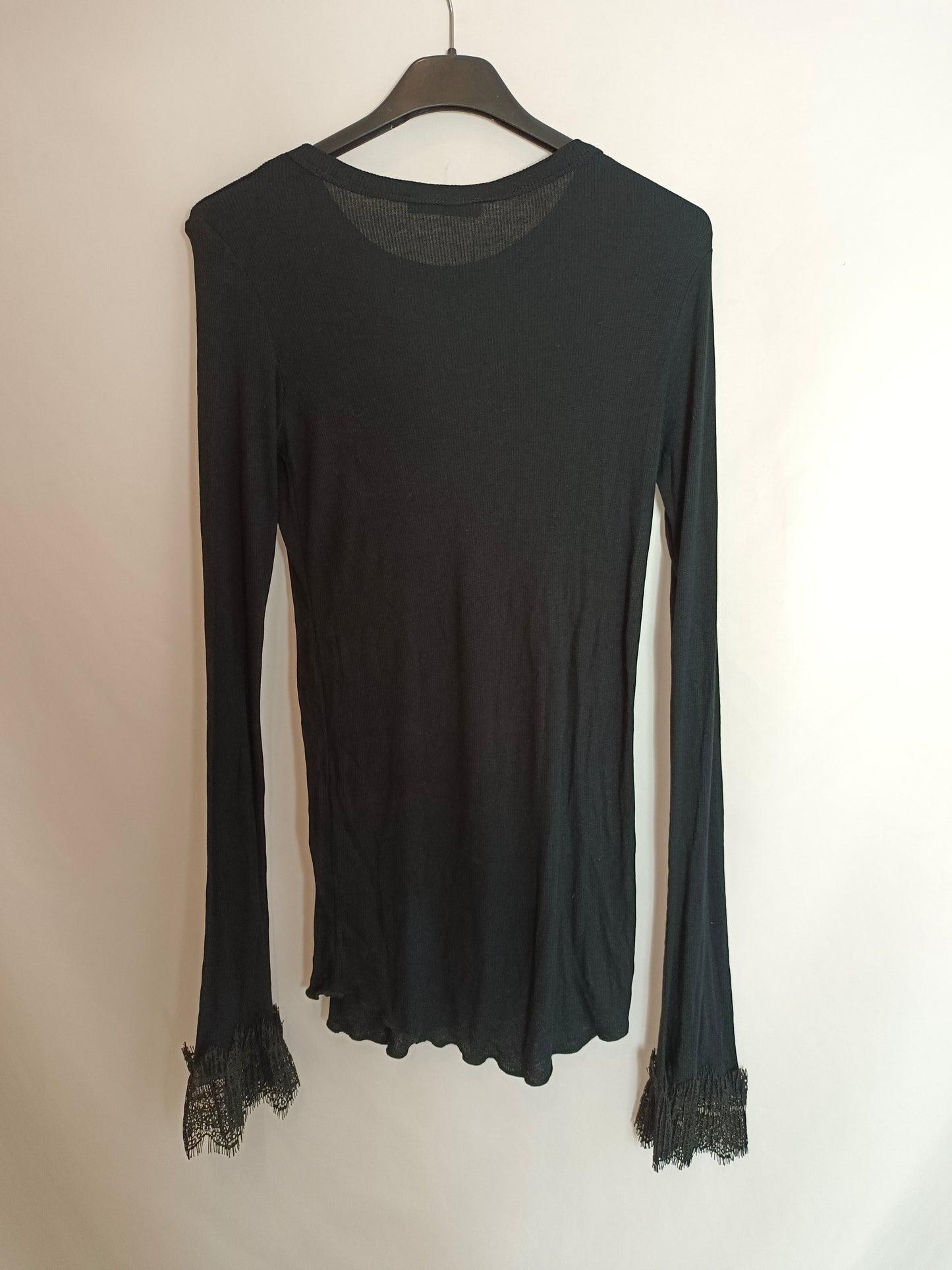 ZARA. Camiseta negra canalé T.s