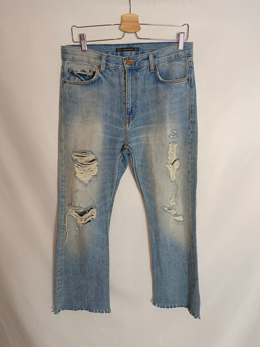 ZARA. Pantalón denim roto T.38