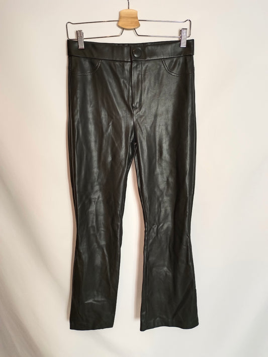 ZARA. pantalón negro efecto piel T.m