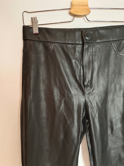 ZARA. pantalón negro efecto piel T.m