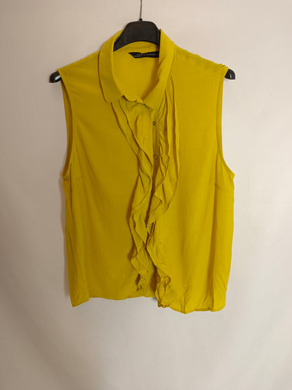 ZARA. Blusa amarilla volante T.m