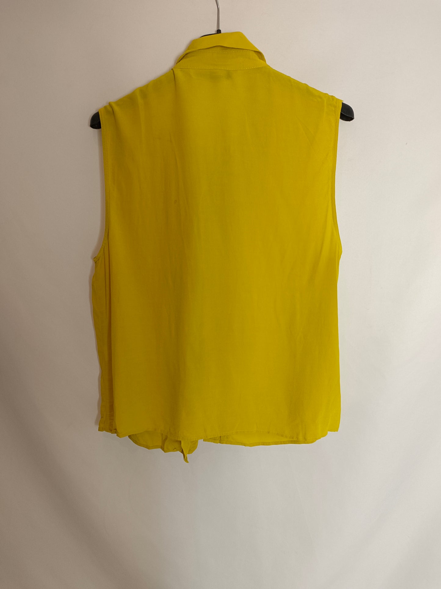 ZARA. Blusa amarilla volante T.m