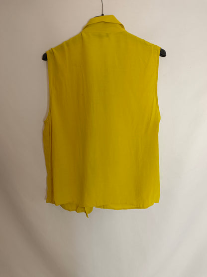 ZARA. Blusa amarilla volante T.m