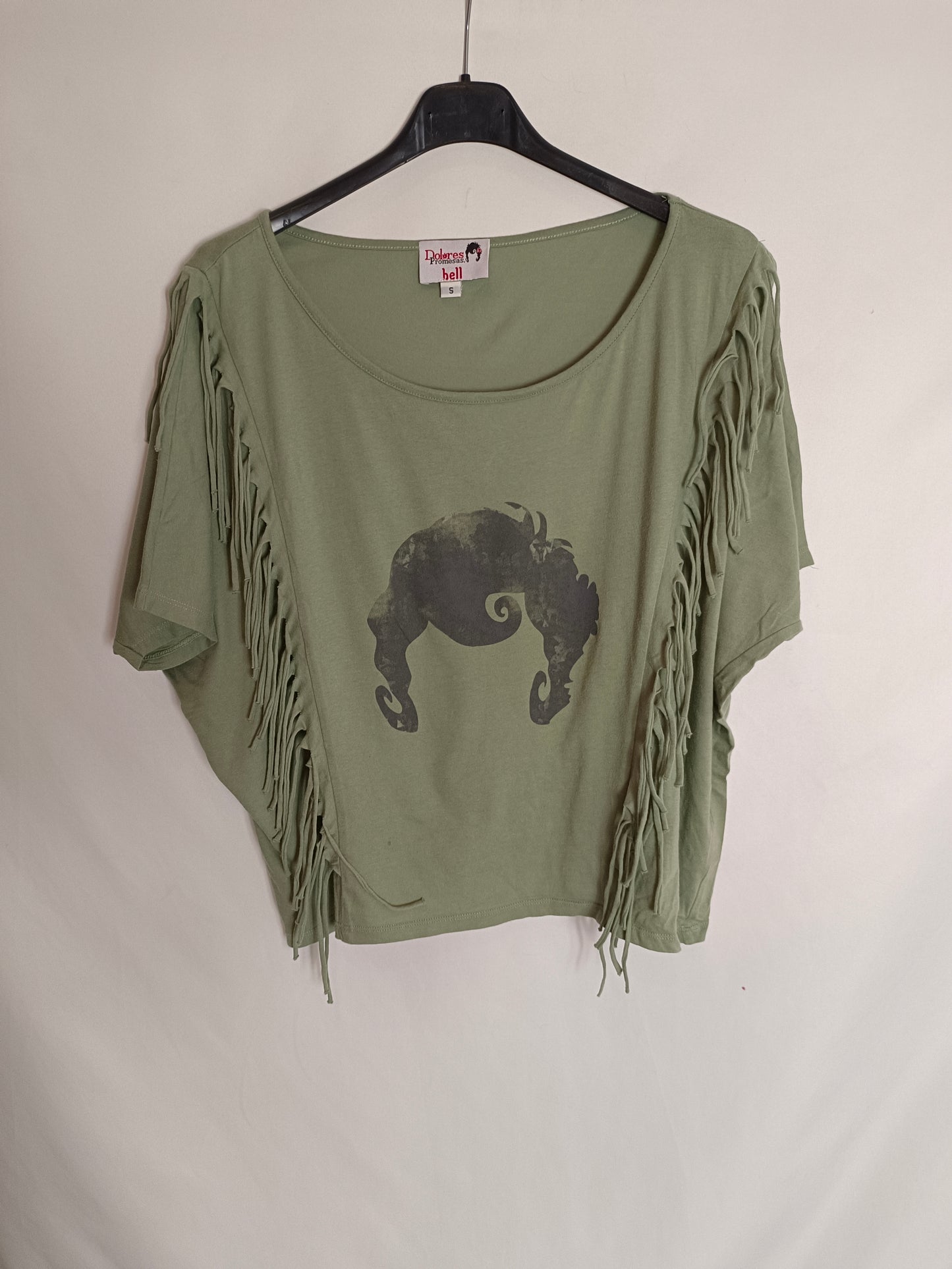 DOLORES PROMESAS. Camiseta verde flecos  T.s