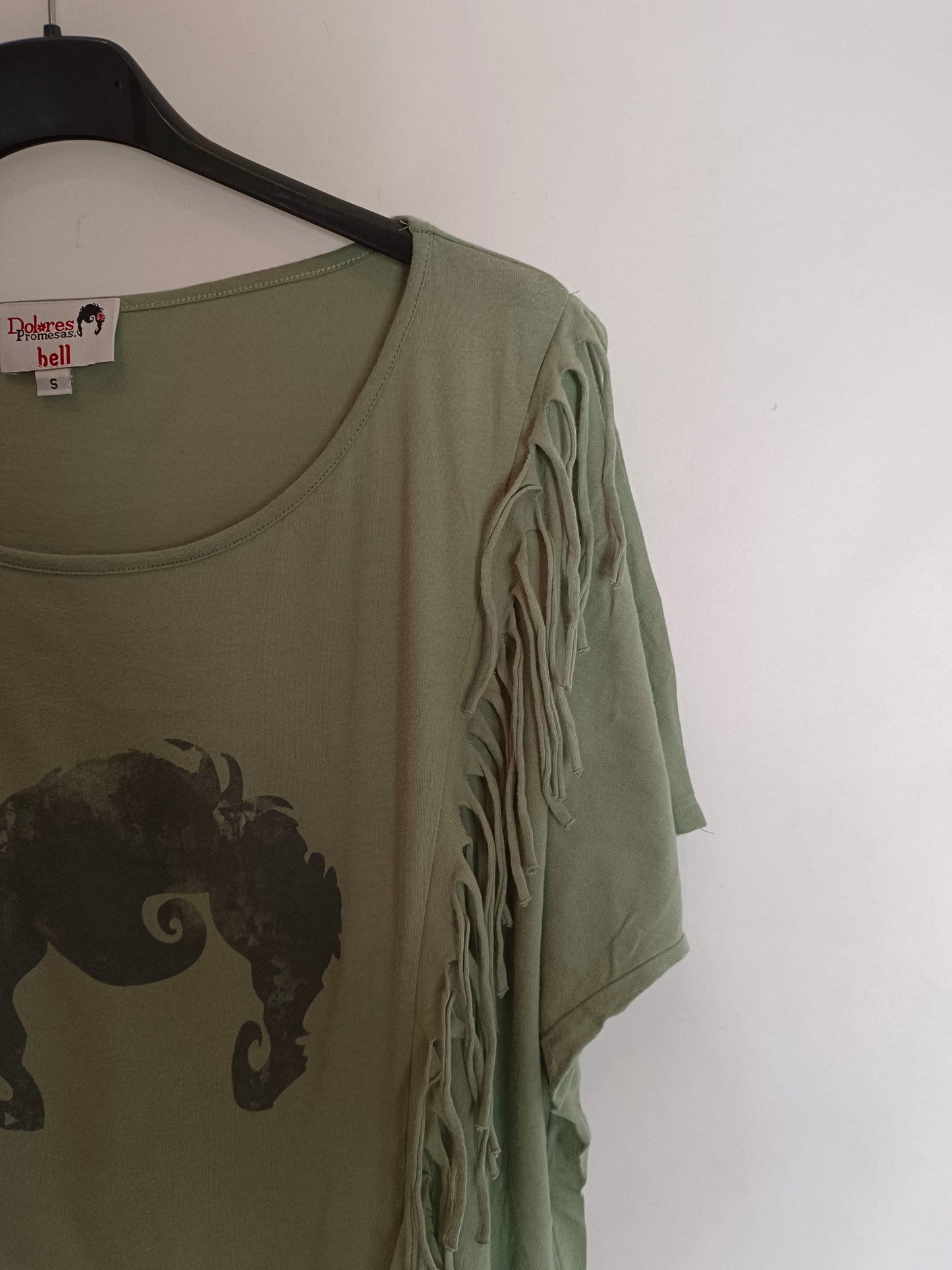 DOLORES PROMESAS. Camiseta verde flecos  T.s