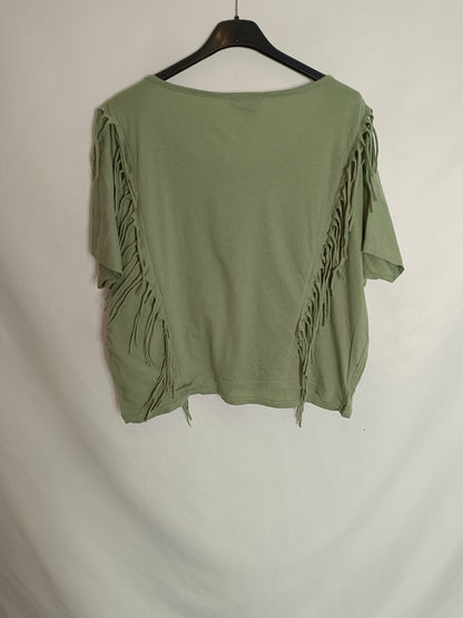 DOLORES PROMESAS. Camiseta verde flecos  T.s