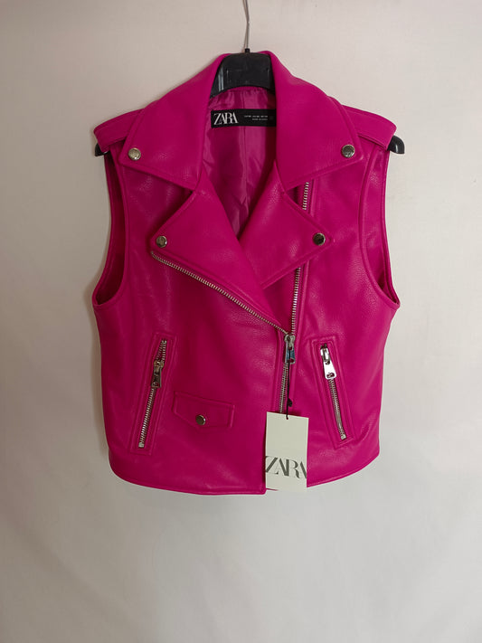 ZARA. Chaleco rosa efecto piel T.xs