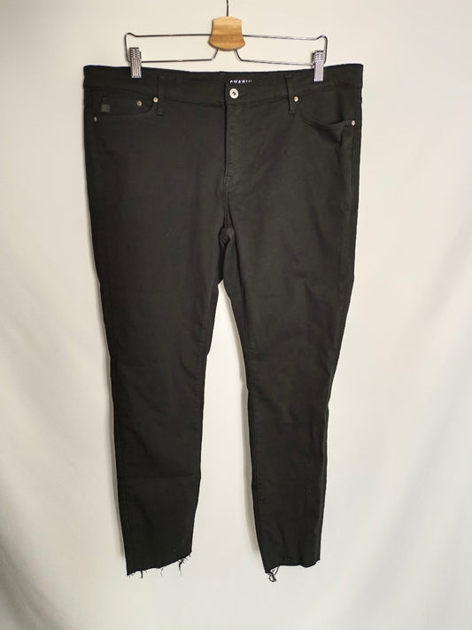 H&M. Pantalón denim pitillo "shaping" T.52