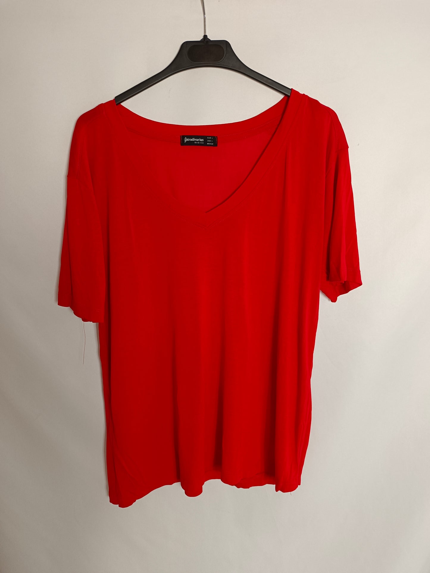 STRADIVARIUS. Camiseta roja básica T.l