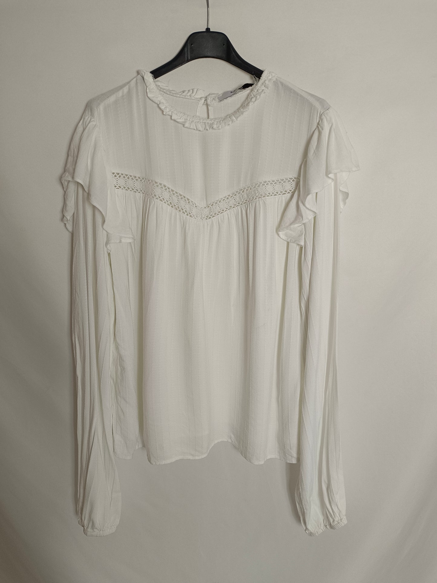 JUSTFUB. Blusa blanca volantes T.l